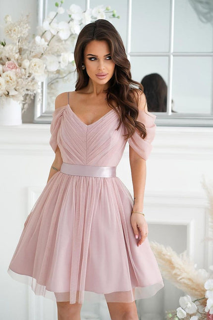 Robe rose chic pour cocktail, midi avec épaules dénudées, parfaite pour une soirée ou un événement spécial.