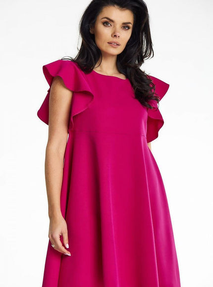 Robe rose chic pour cocktail, modèle court à silhouette princesse avec manches courtes à volants, parfaite pour un événement élégant.