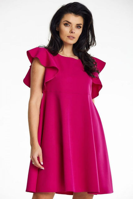 Robe rose chic pour cocktail, modèle court à silhouette princesse avec manches courtes à volants, parfaite pour un événement élégant.