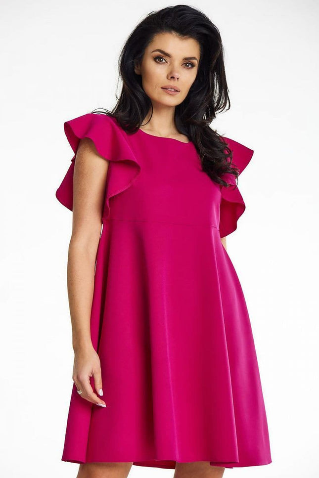 Robe rose chic pour cocktail, modèle court à silhouette princesse avec manches courtes à volants, parfaite pour un événement élégant.