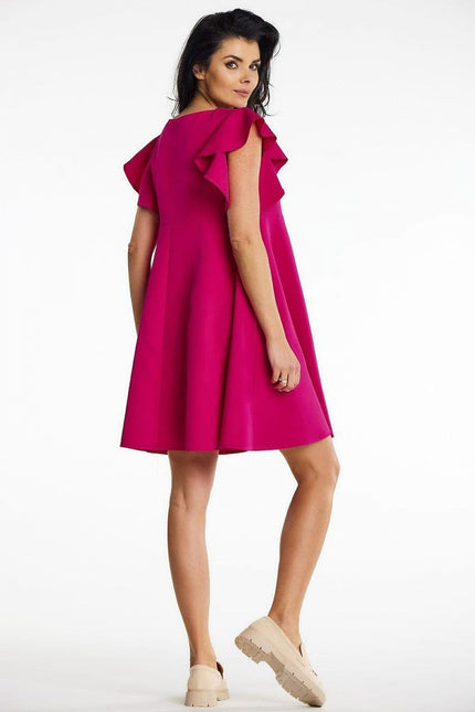 Robe rose cocktail courte silhouette princesse avec manches courtes pour soirée chic et élégante.