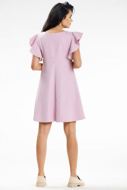 Robe de cocktail rose évasée sans manches avec volants pour femme, style chic et habillé, idéale pour événement festif.