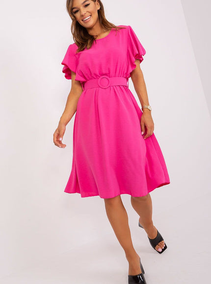 Robe rose midi pour soirée chic avec manches courtes et ceinture, idéale pour une allure élégante.