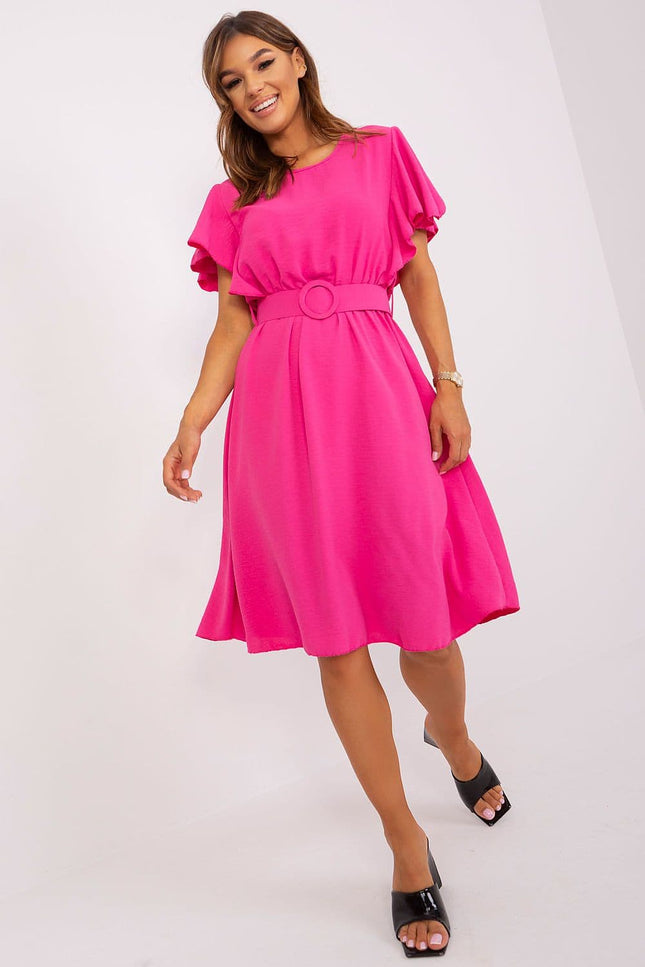 Robe rose midi pour soirée chic avec manches courtes et ceinture, idéale pour une allure élégante.