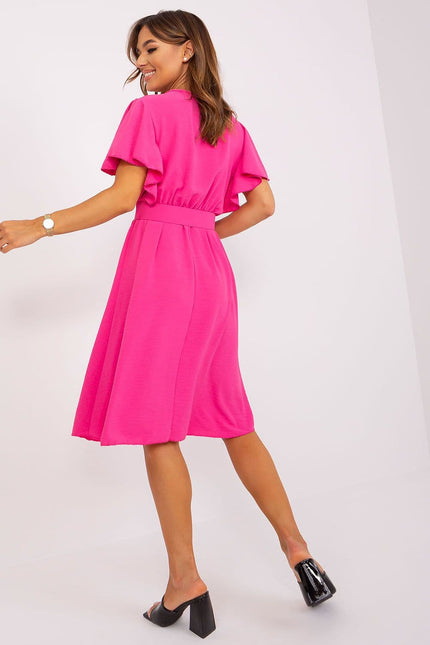 Robe rose midi pour soirée chic avec manches courtes et ceinture assortie, idéale pour un cocktail ou un événement formel.