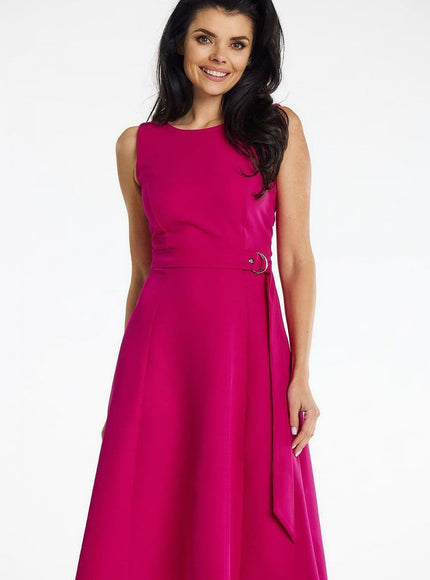 Robe cocktail rose midi sans manches pour soirée chic et élégante, style trapèze avec ceinture.