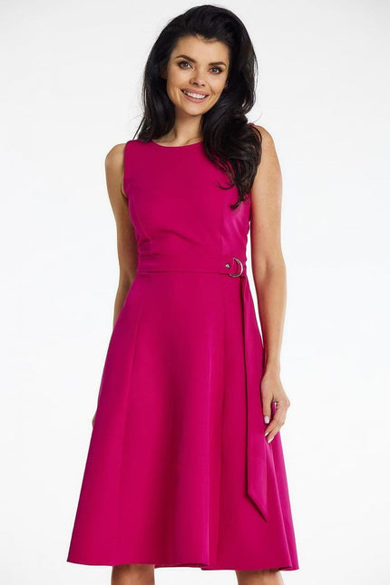 Robe cocktail rose midi sans manches pour soirée chic et élégante, style trapèze avec ceinture.