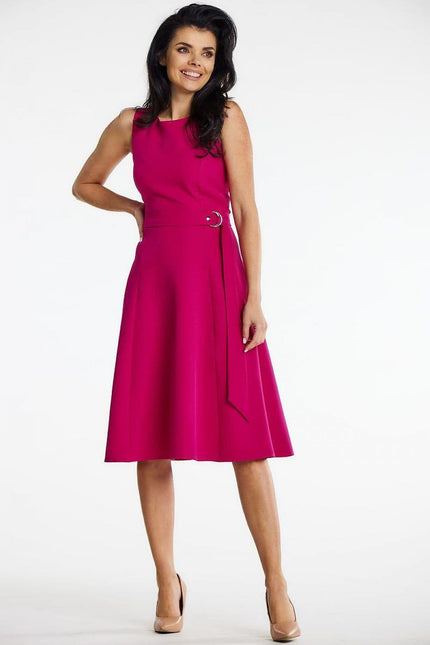 Robe cocktail rose midi sans manches, silhouette trapèze pour soirées et événements.