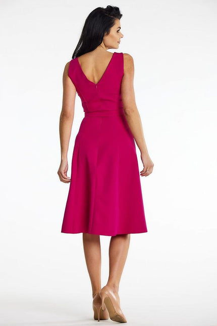 Robe cocktail rose midi sans manches, style chic et élégante pour événements, silhouette trapèze avec décolleté discret.