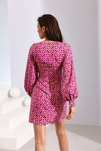 Robe de cocktail rose à motif géométrique, style chic et moderne, coupe courte, manches longues, idéale pour soirées et événements.