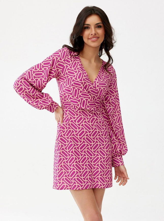 Robe de cocktail courte rose à motif géométrique avec manches longues, parfaite pour une soirée chic ou événement spécial.