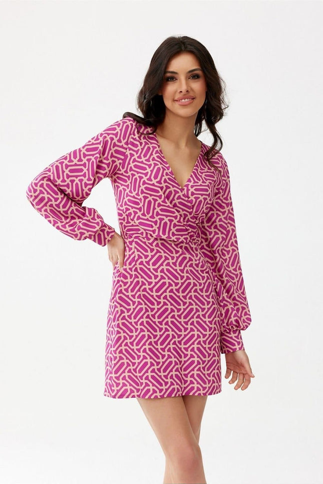 Robe de cocktail courte rose à motif géométrique avec manches longues, parfaite pour une soirée chic ou événement spécial.