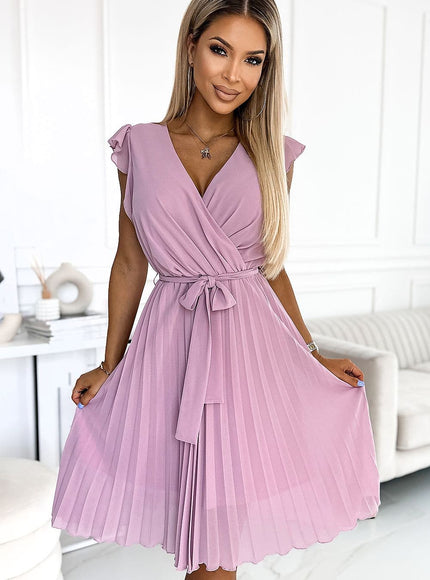 Robe cocktail rose plissée midi avec manches courtes et ceinture pour soirées chics et élégantes.