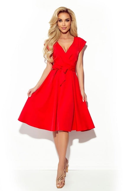 Robe rouge midi chic pour cocktail, silhouette trapèze avec manches courtes et décolleté, idéale pour soirée élégante.