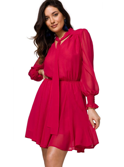 Robe rouge cocktail chic midi avec manches longues et détail plissé idéale pour une soirée ou un événement spécial.