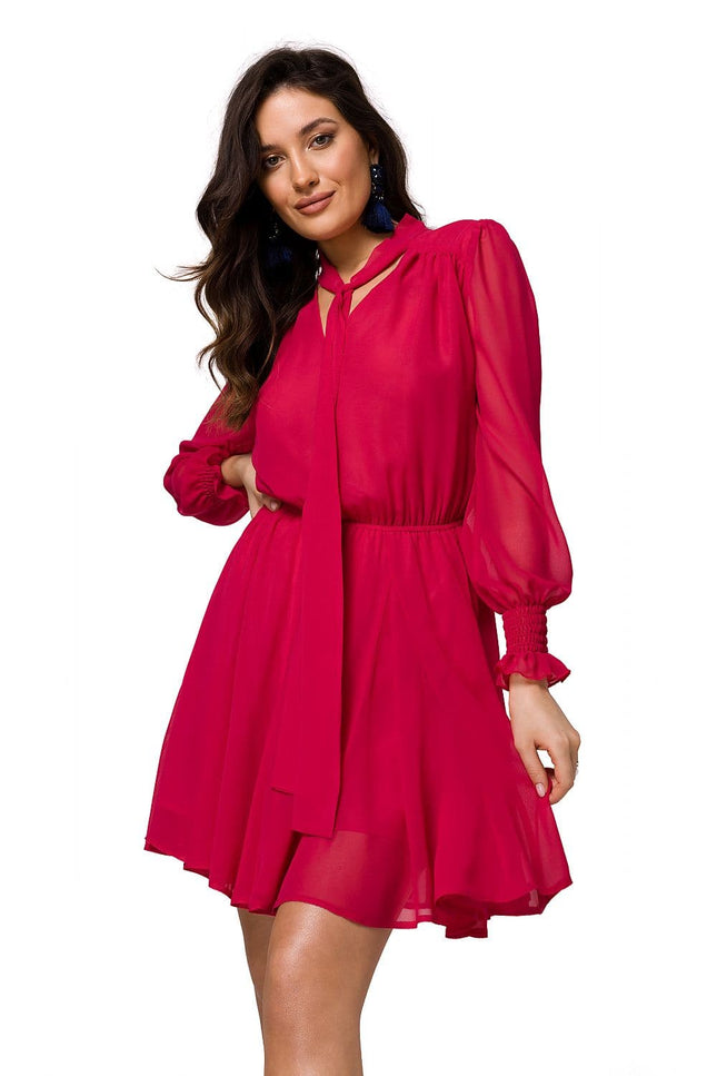 Robe rouge cocktail chic midi avec manches longues et détail plissé idéale pour une soirée ou un événement spécial.