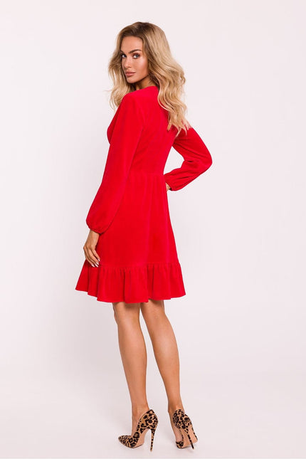 Robe rouge courte chic pour cocktail, manches longues et silhouette évasée, idéale soirée.