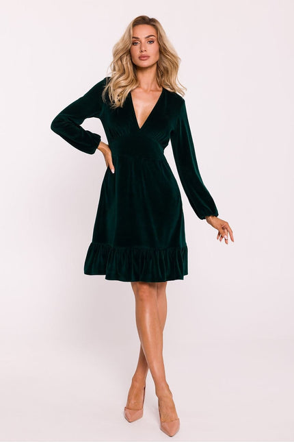 Robe verte soirée chic à manches longues et décolleté en V, longueur courte, idéale pour cocktail.