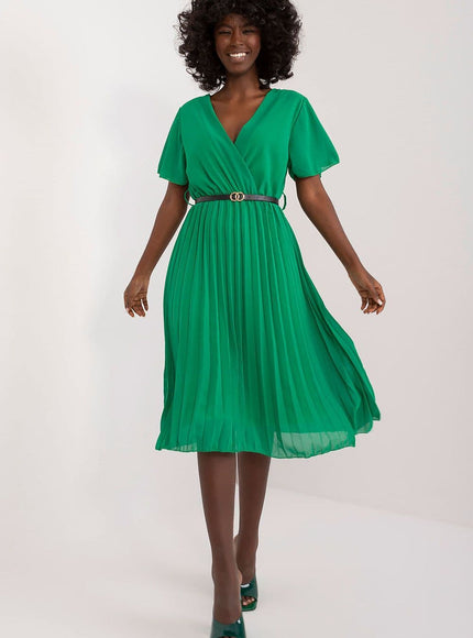 Robe verte midi chic pour cocktail avec ceinture élégante et manches courtes, idéale pour événements sociaux.