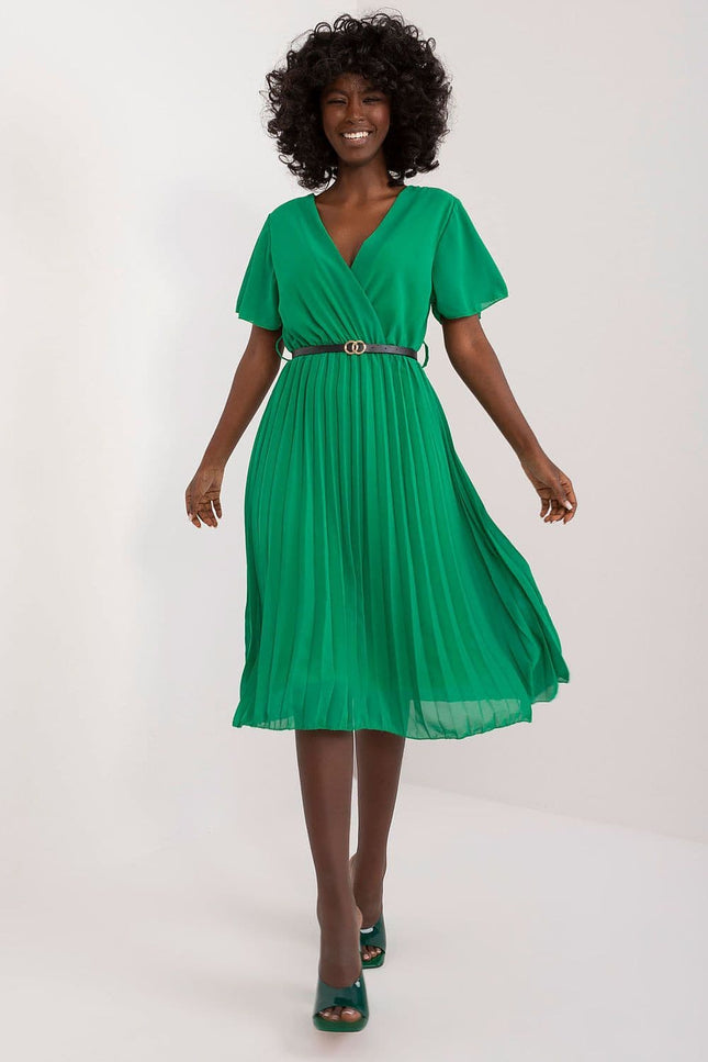 Robe verte midi chic pour cocktail avec ceinture élégante et manches courtes, idéale pour événements sociaux.