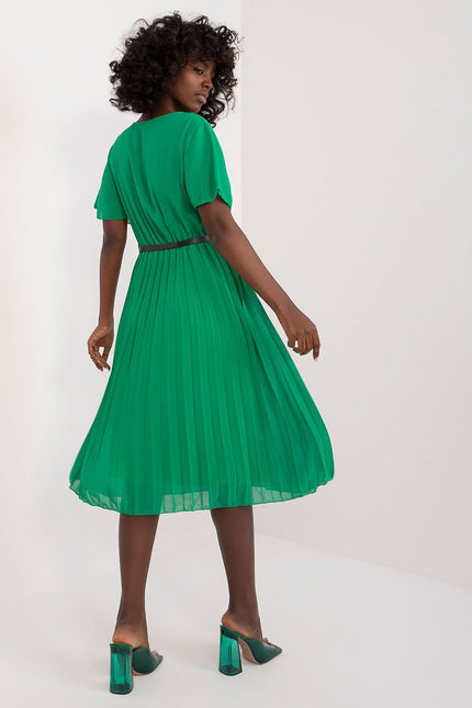 Robe verte midi chic pour cocktail avec manches courtes et silhouette trapèze, idéale pour événement élégant.