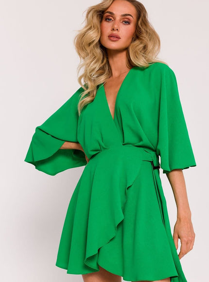 Robe de cocktail verte à manches courtes et jupe trapèze, style chic et féminin pour événements, longueur midi.