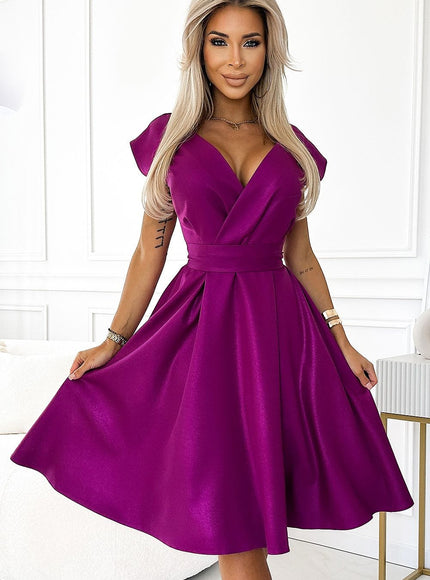 Robe cocktail violette évasée sans manches pour femme, style chic et élégant, longueur midi.