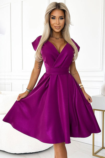 Robe cocktail violette évasée sans manches pour femme, style chic et élégant, longueur midi.