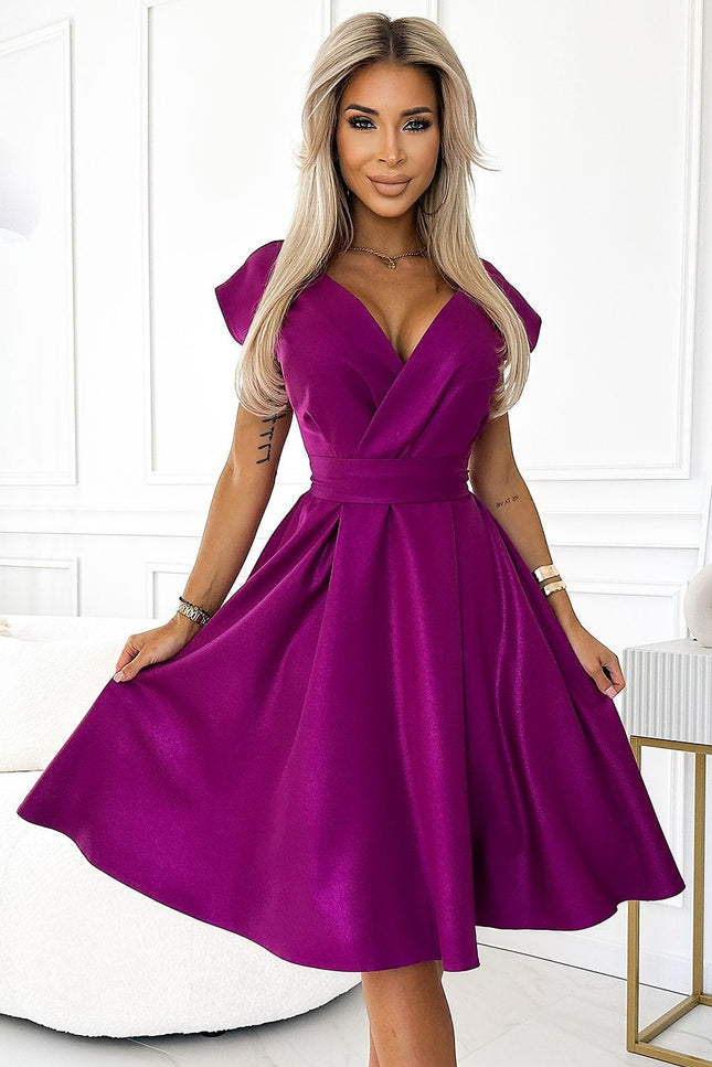 Robe cocktail violette évasée sans manches pour femme, style chic et élégant, longueur midi.