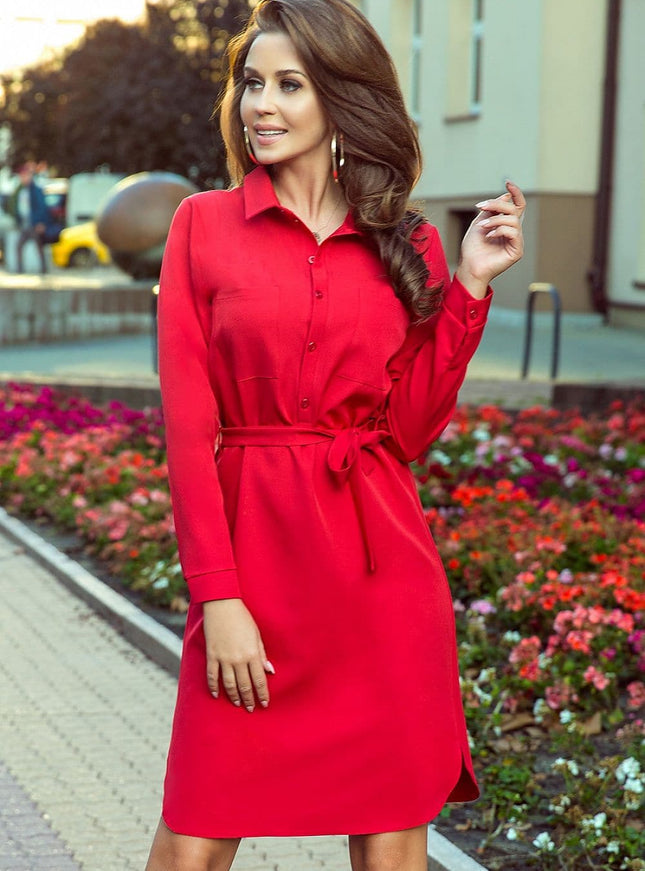 Robe de cocktail rouge avec manches longues, ceinturée, idéale pour une soirée chic ou un évènement habillé, longueur midi et silhouette droite.