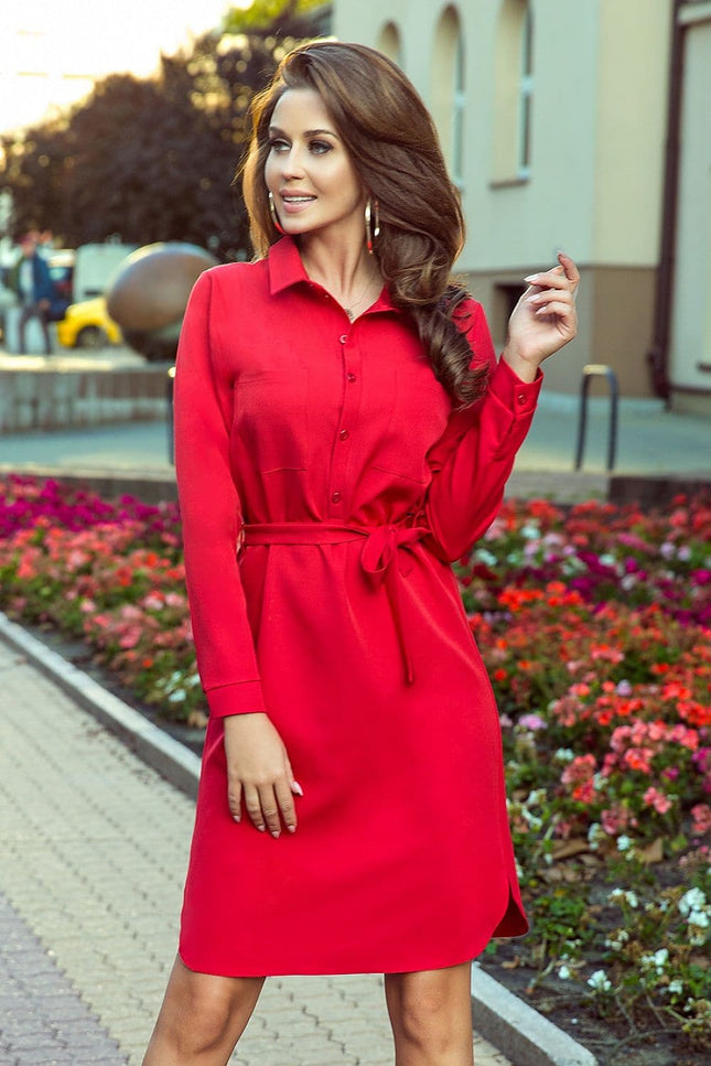 Robe de cocktail rouge avec manches longues, ceinturée, idéale pour une soirée chic ou un évènement habillé, longueur midi et silhouette droite.