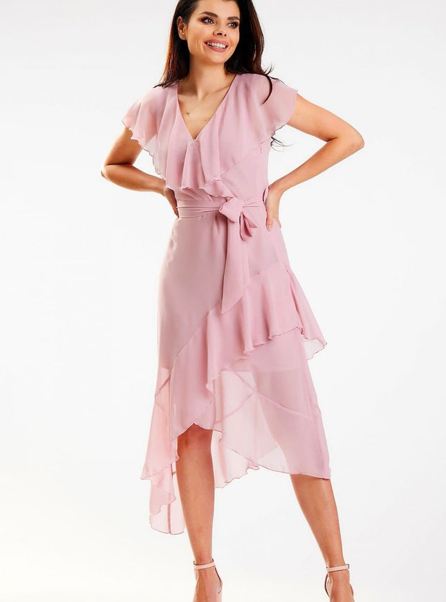 Robe rose cocktail midi fluide avec volants pour soirée élégante et féminine.