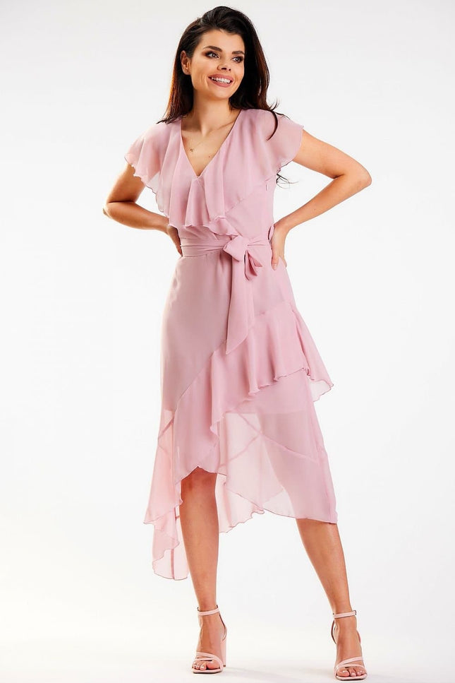 Robe rose cocktail midi fluide avec volants pour soirée élégante et féminine.