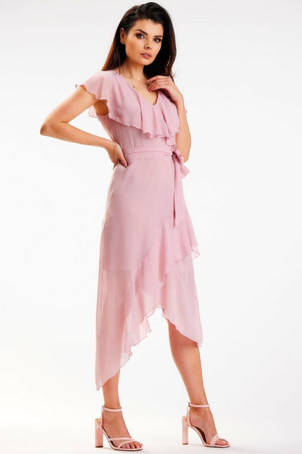 Robe rose fluide midi pour cocktail, avec volants et ceinture, élégante et tendance pour occasions spéciales.