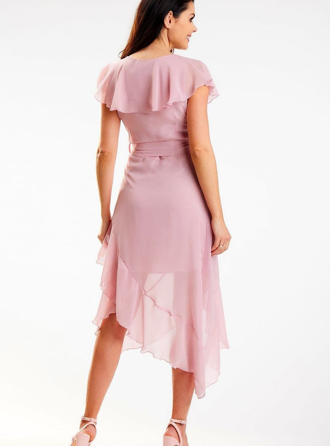 Robe rose midi fluide avec manches courtes pour cocktail, élégante et moderne.