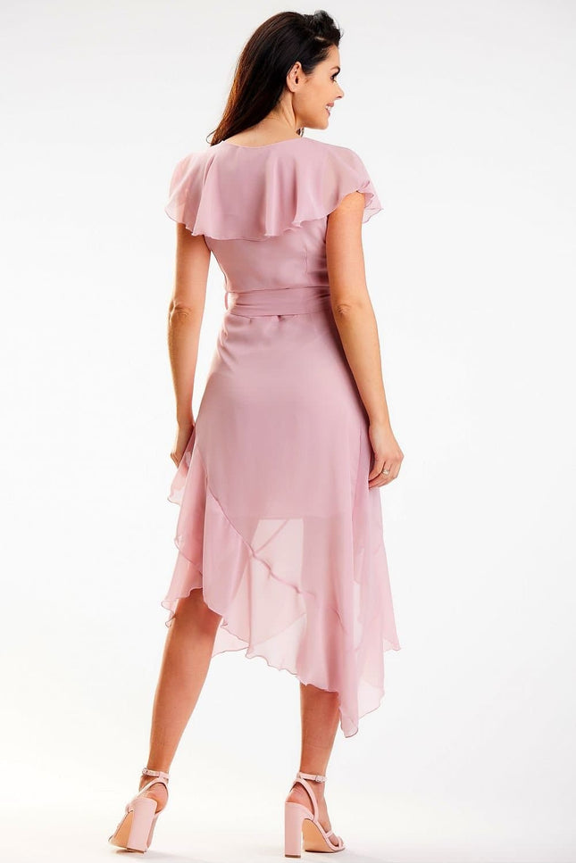 Robe rose midi fluide avec manches courtes pour cocktail, élégante et moderne.