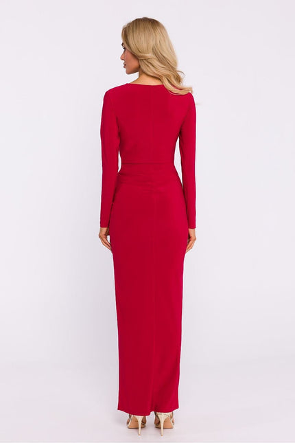 Robe rouge longue moulante pour soirée chic avec manches longues et silhouette élégante.