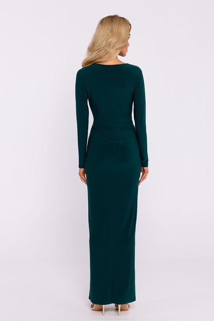 Robe verte longue élégante à manches longues pour soirée ou événement gala.