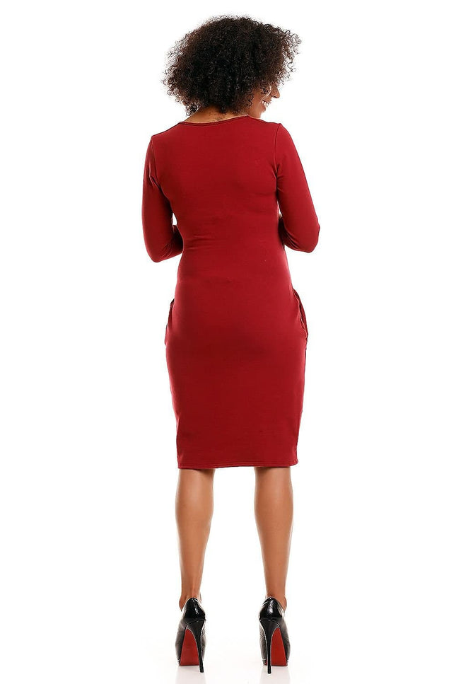 Robe de grossesse chic rouge midi à manches longues pour un look élégant et confortable.