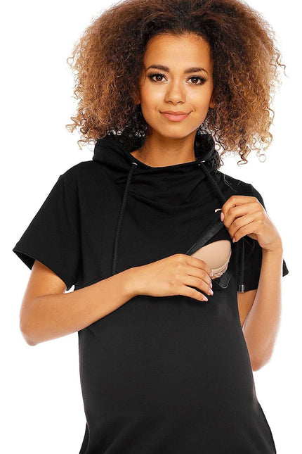 Robe de grossesse noire casual midi avec manches courtes et capuche, confortable pour un look quotidien et pratique.