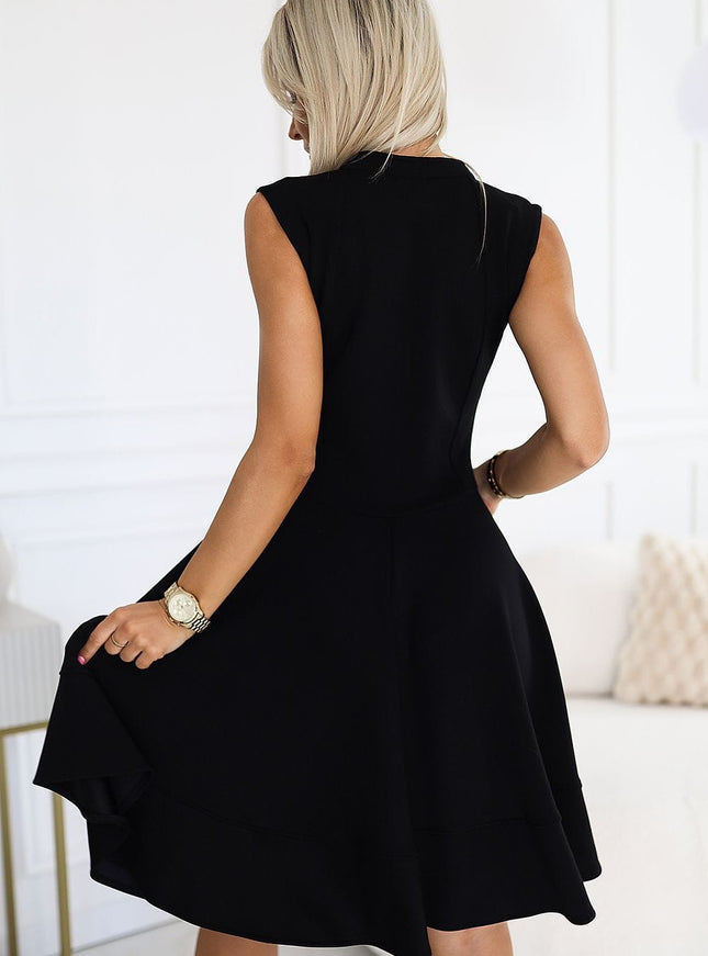 Robe noire soirée chic sans manches, courte et trapèze, parfaite pour un cocktail élégant.