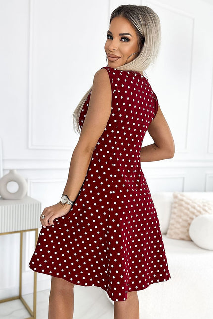 Robe rouge à pois blancs de longueur midi et style casual, idéale pour un look quotidien élégant ou une sortie informelle.