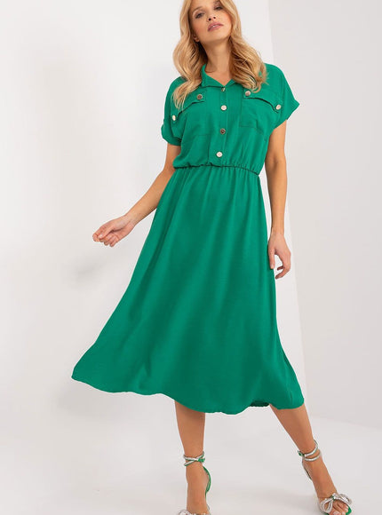 Robe verte midi casual chic avec boutons, manches courtes, idéale pour une sortie décontractée ou un événement semi-formel.