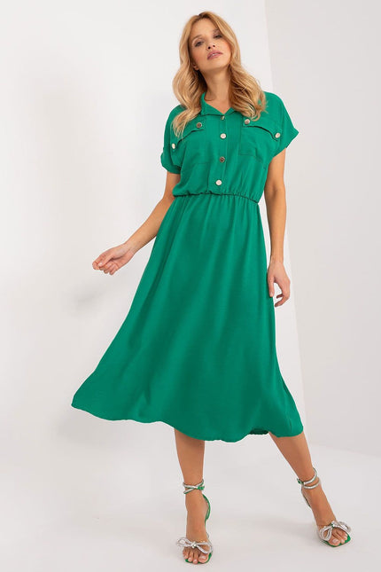 Robe verte midi casual chic avec boutons, manches courtes, idéale pour une sortie décontractée ou un événement semi-formel.