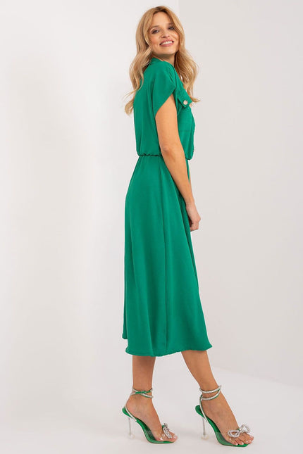 Robe verte midi casual chic sans manches avec ceinture idéale pour cocktail ou bal.