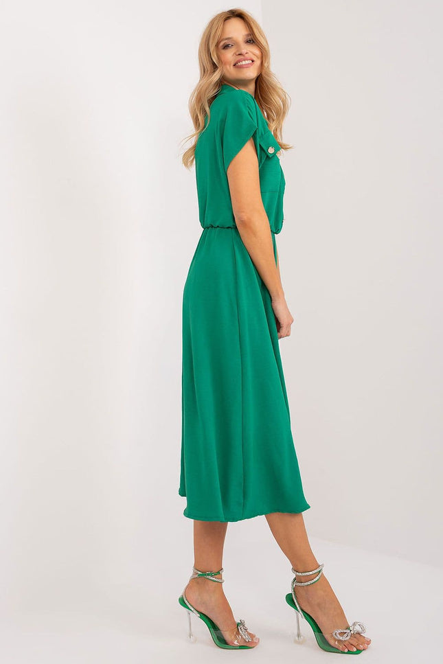 Robe verte midi casual chic sans manches avec ceinture idéale pour cocktail ou bal.