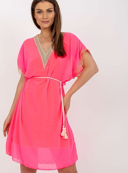 Robe de plage rose courte à ceinture avec manches courtes et détails dorés pour femme.