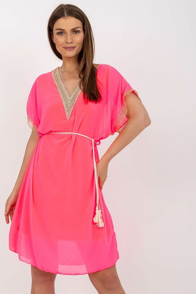 Robe de plage rose courte à ceinture avec manches courtes et détails dorés pour femme.