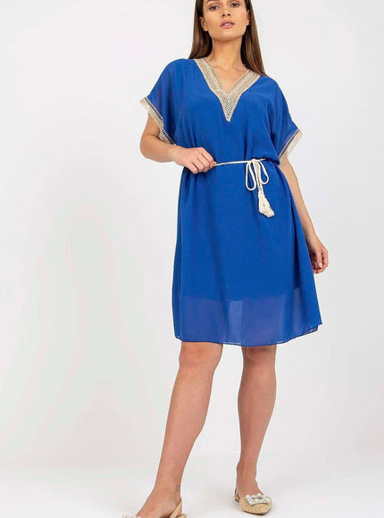 Robe bleue d'été midi décontractée avec détails en dentelle, manches courtes et ceinture à pompons pour un look casual chic.