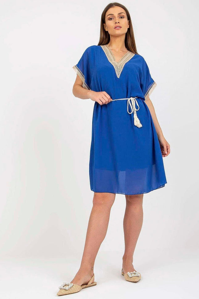 Robe bleue d'été midi décontractée avec détails en dentelle, manches courtes et ceinture à pompons pour un look casual chic.